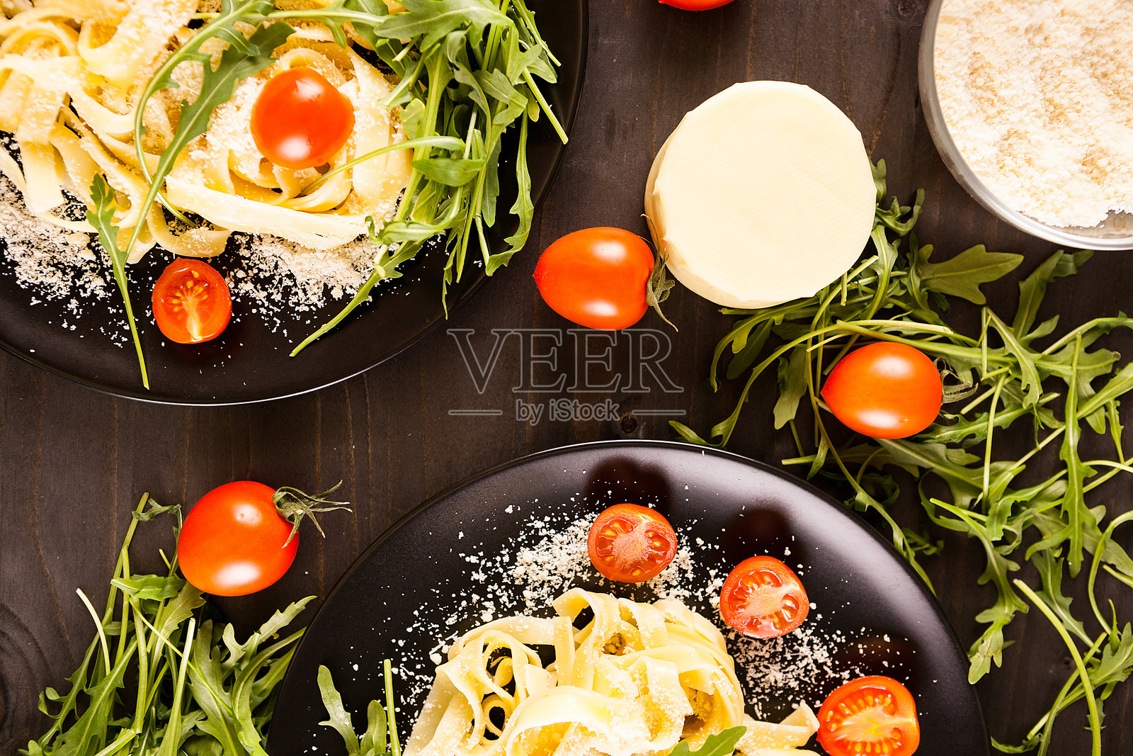 黑色盘子里的意大利面照片摄影图片