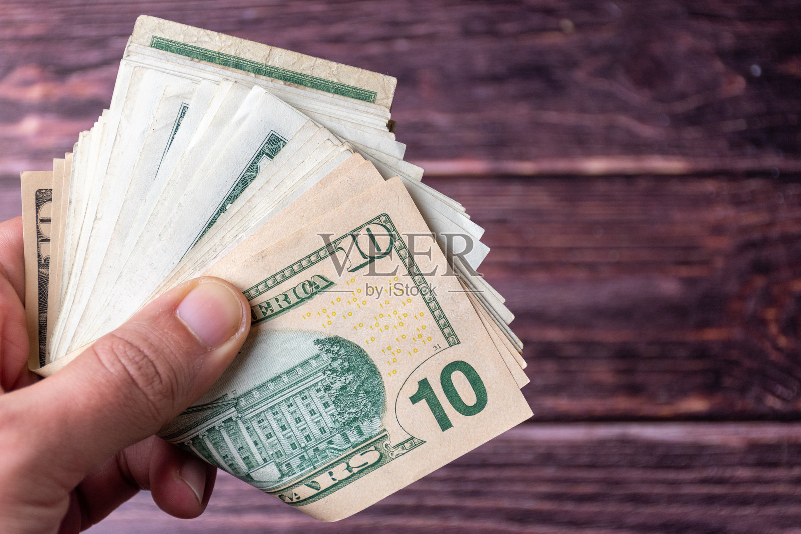 手中握着的美金钞票照片摄影图片