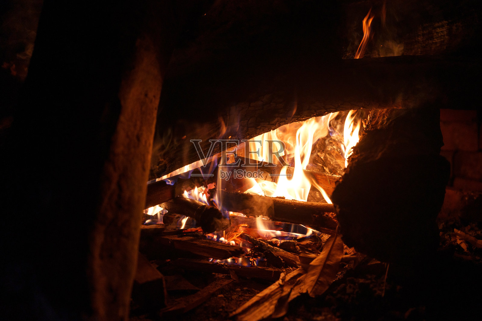 营地中黑暗中明亮燃烧的木火特写照片摄影图片