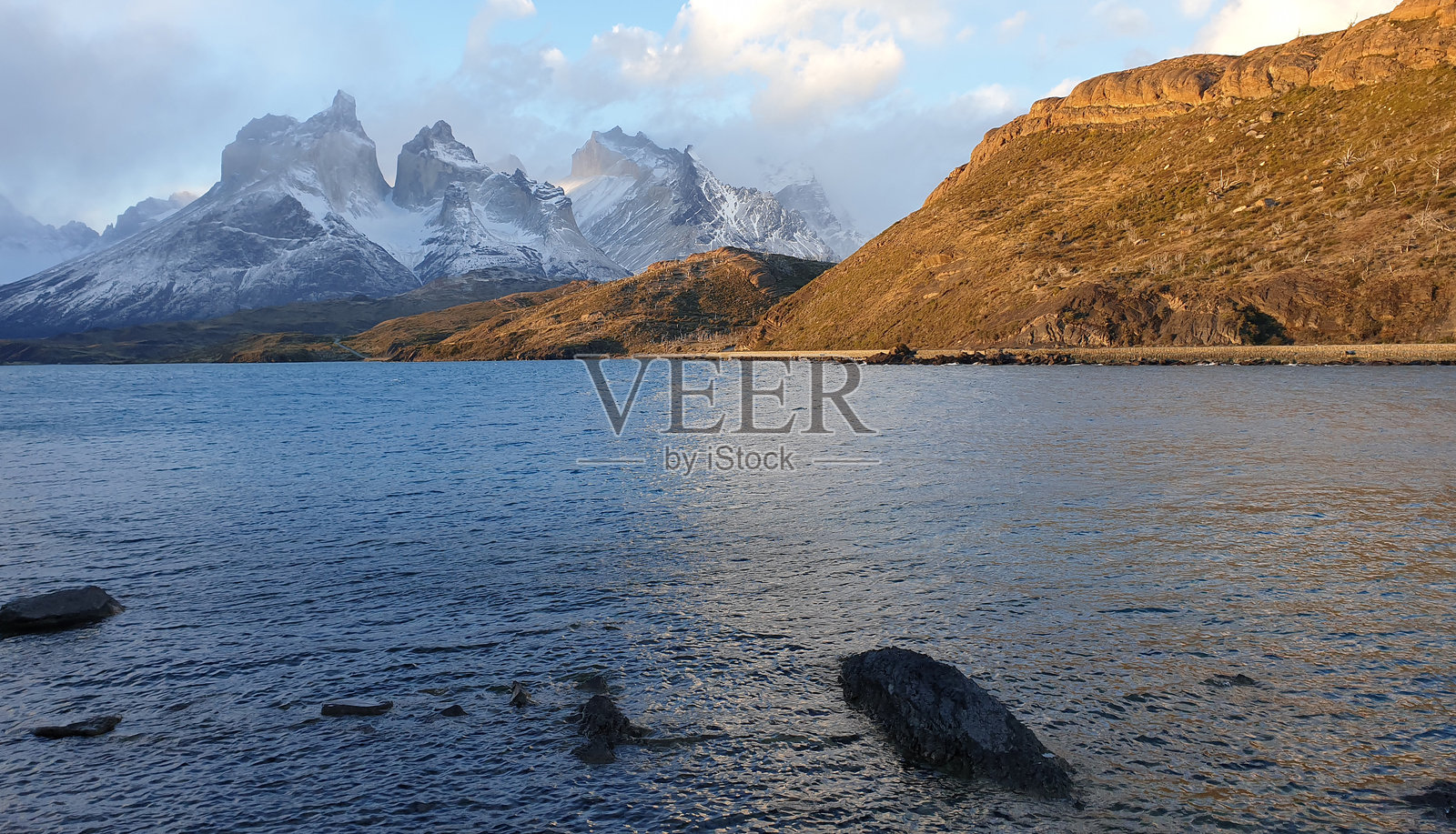 佩奥赫湖上的帕伊内角：智利巴塔哥尼亚托雷斯德尔潘恩国家公园。照片摄影图片