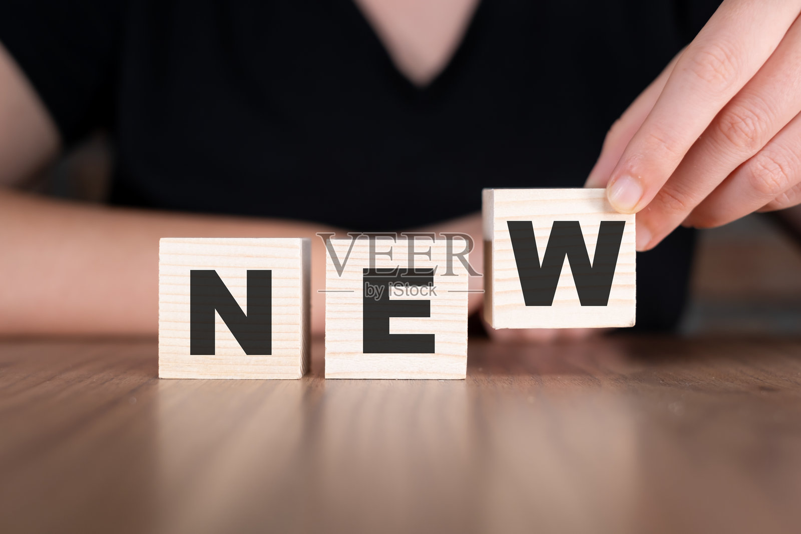 桌子上的木块拼成的新单词照片摄影图片