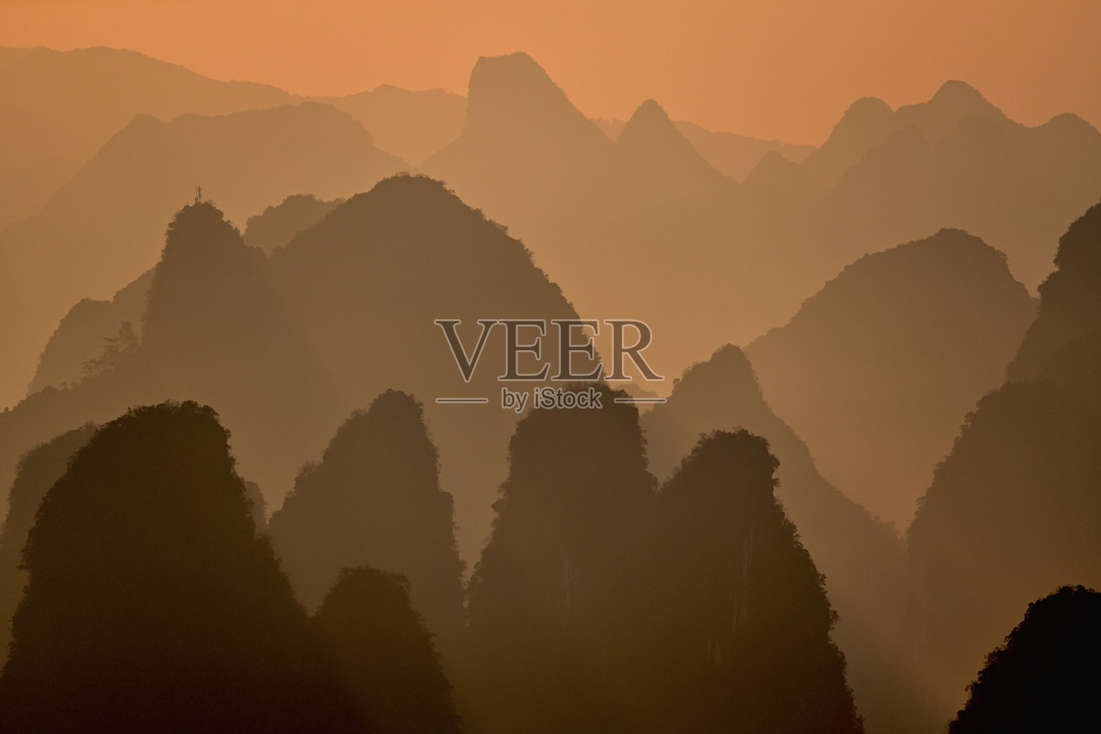 壮丽的日出晨曦映照在漓江和山峰上照片摄影图片