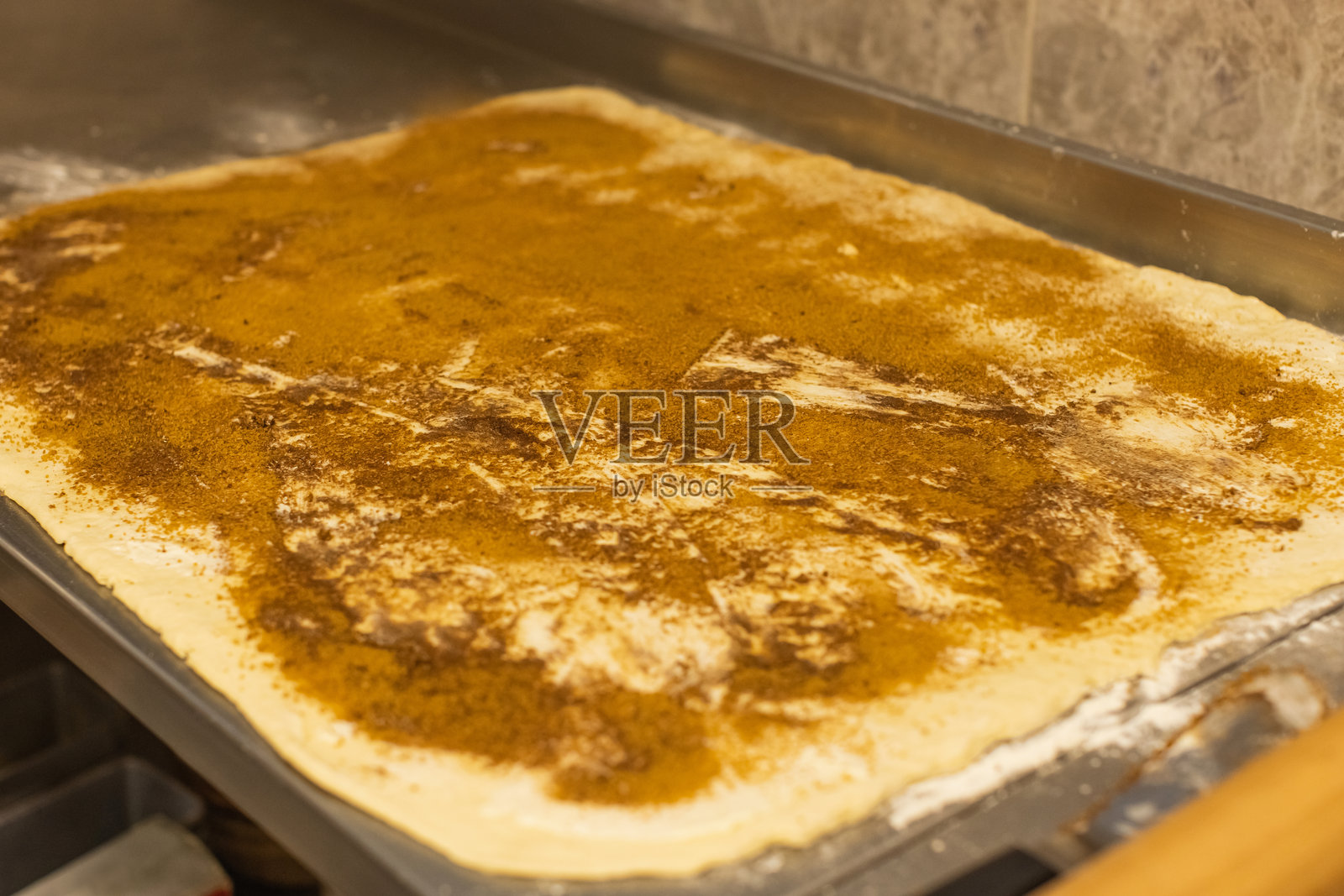 在面团上撒上肉桂粉照片摄影图片