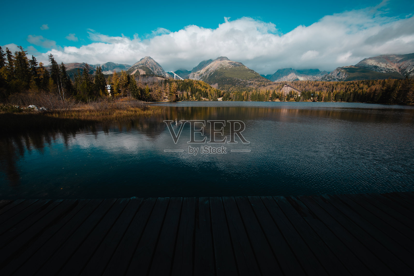 山湖与森林及其倒影照片摄影图片