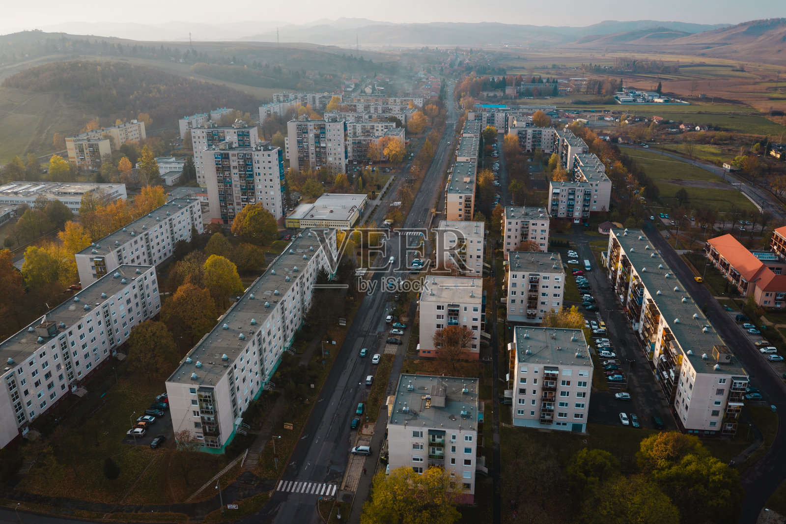 秋季住宅公寓楼的鸟瞰图照片摄影图片
