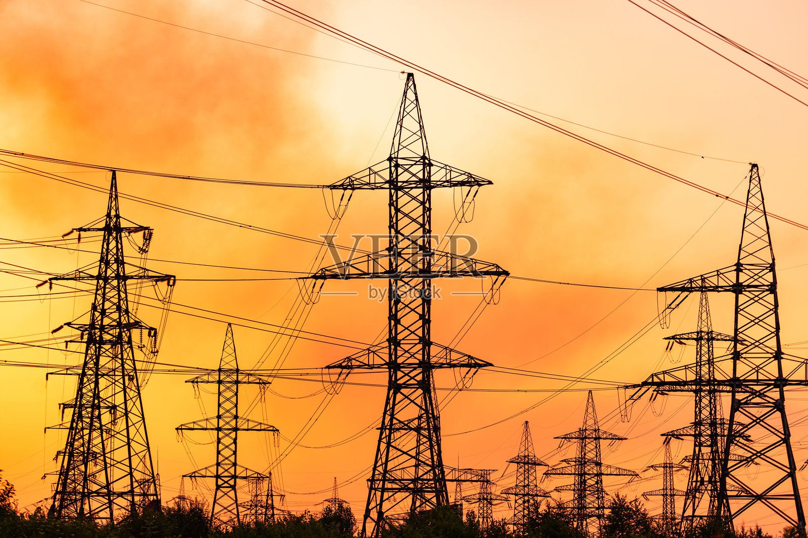 落日下的高压电线和电塔照片摄影图片