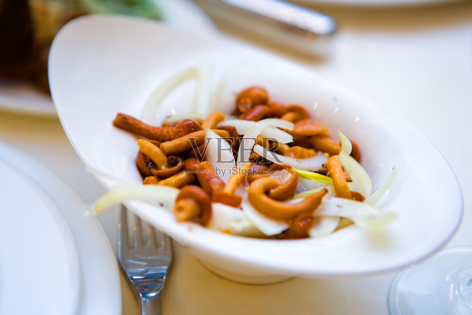 一碗椒盐卷饼和洋葱照片摄影图片