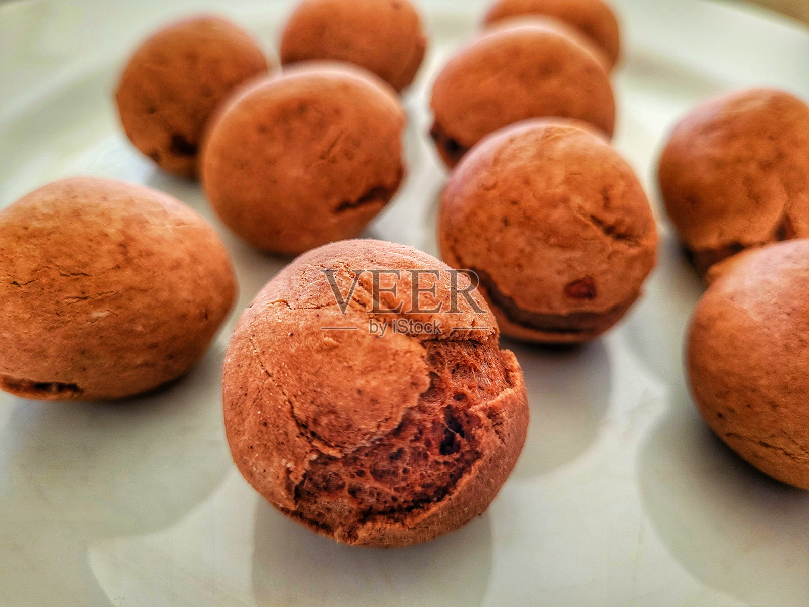 用红薯、甜酸木薯淀粉、特级初榨橄榄油、100%可可粉、红糖、可可碎片、营养酵母和茴香制作的假奶酪包。照片摄影图片