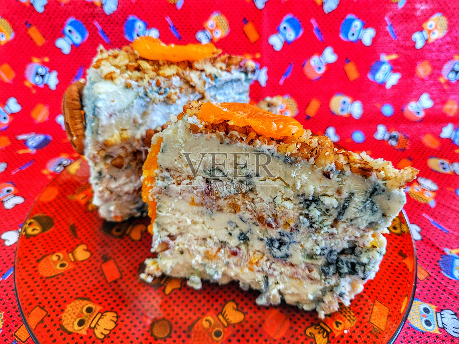 手工制作的传统巴西奶酪圣卡萨门泰罗，含有蓝霉戈贡佐拉奶酪、胡桃、杏脯和自制奶油奶酪。照片摄影图片