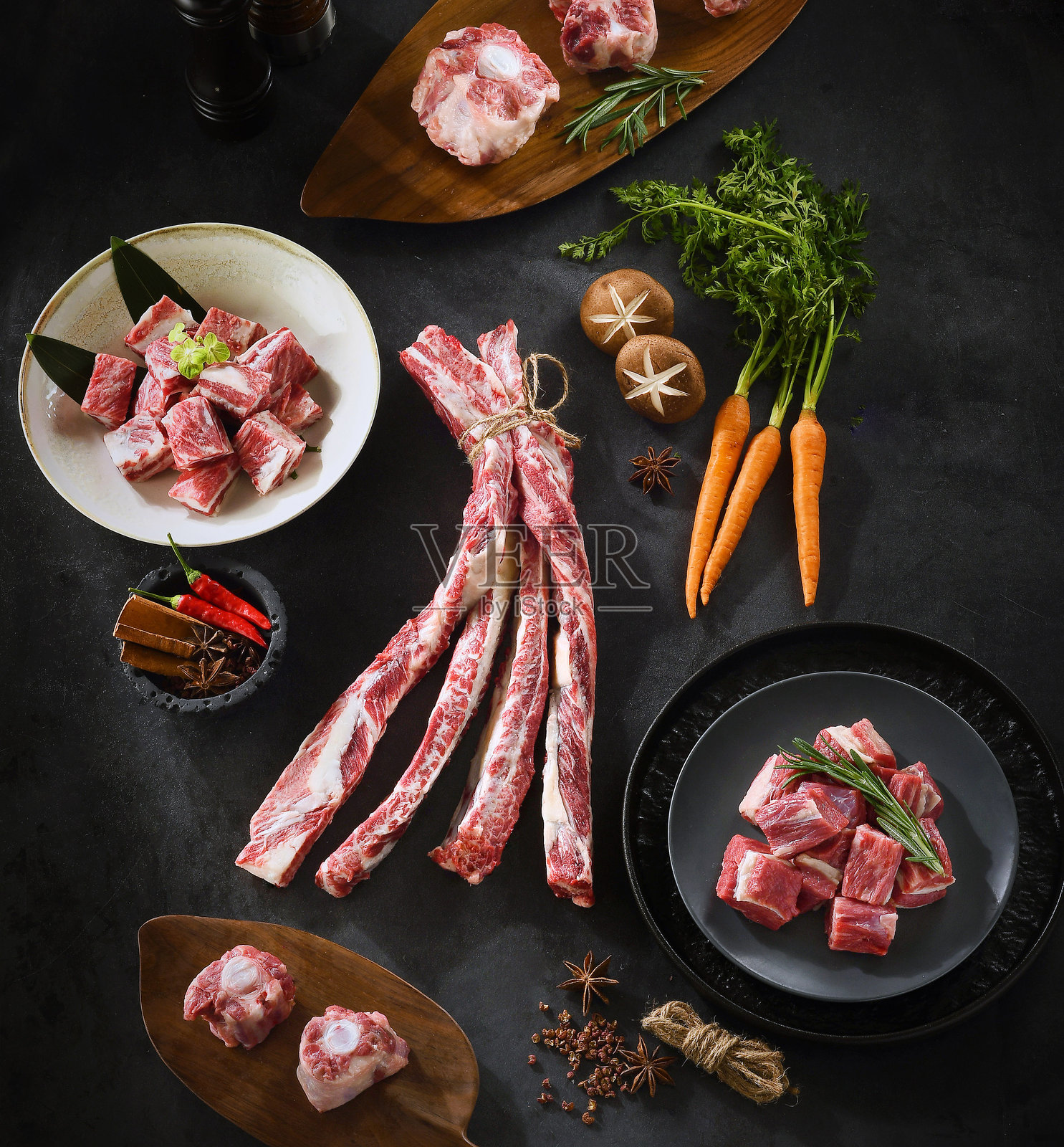 新鲜的牛肉和羊肉切块摆放在厨房桌子上，背景较暗，肉类特写图像照片摄影图片
