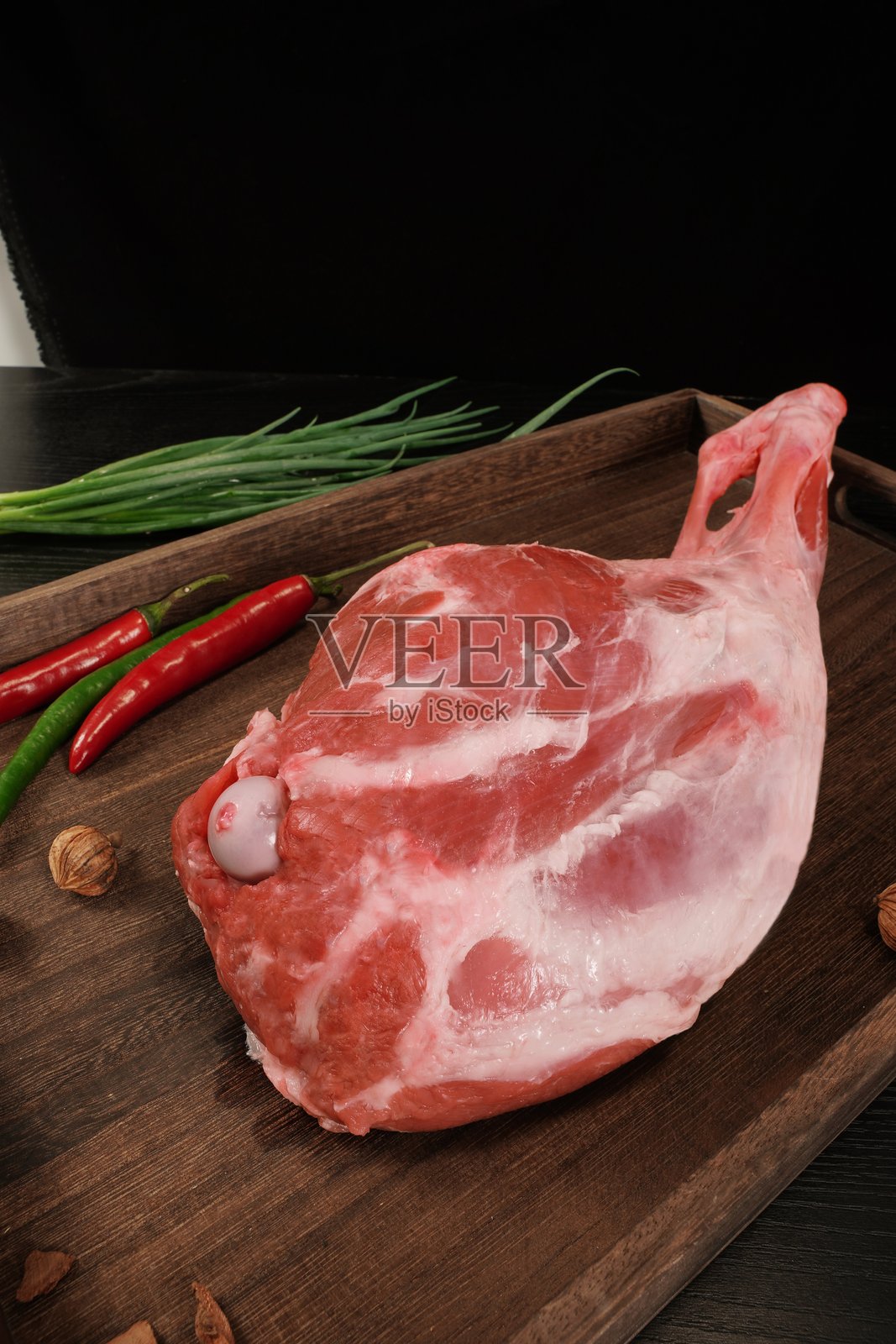 新鲜宰杀的羊肉在桌子上，肋骨和大腿肉，俯视图照片摄影图片