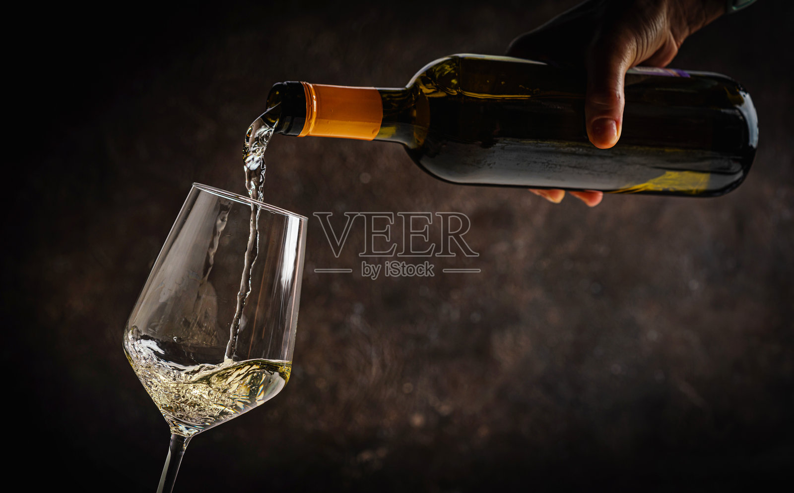 倒白葡萄酒照片摄影图片