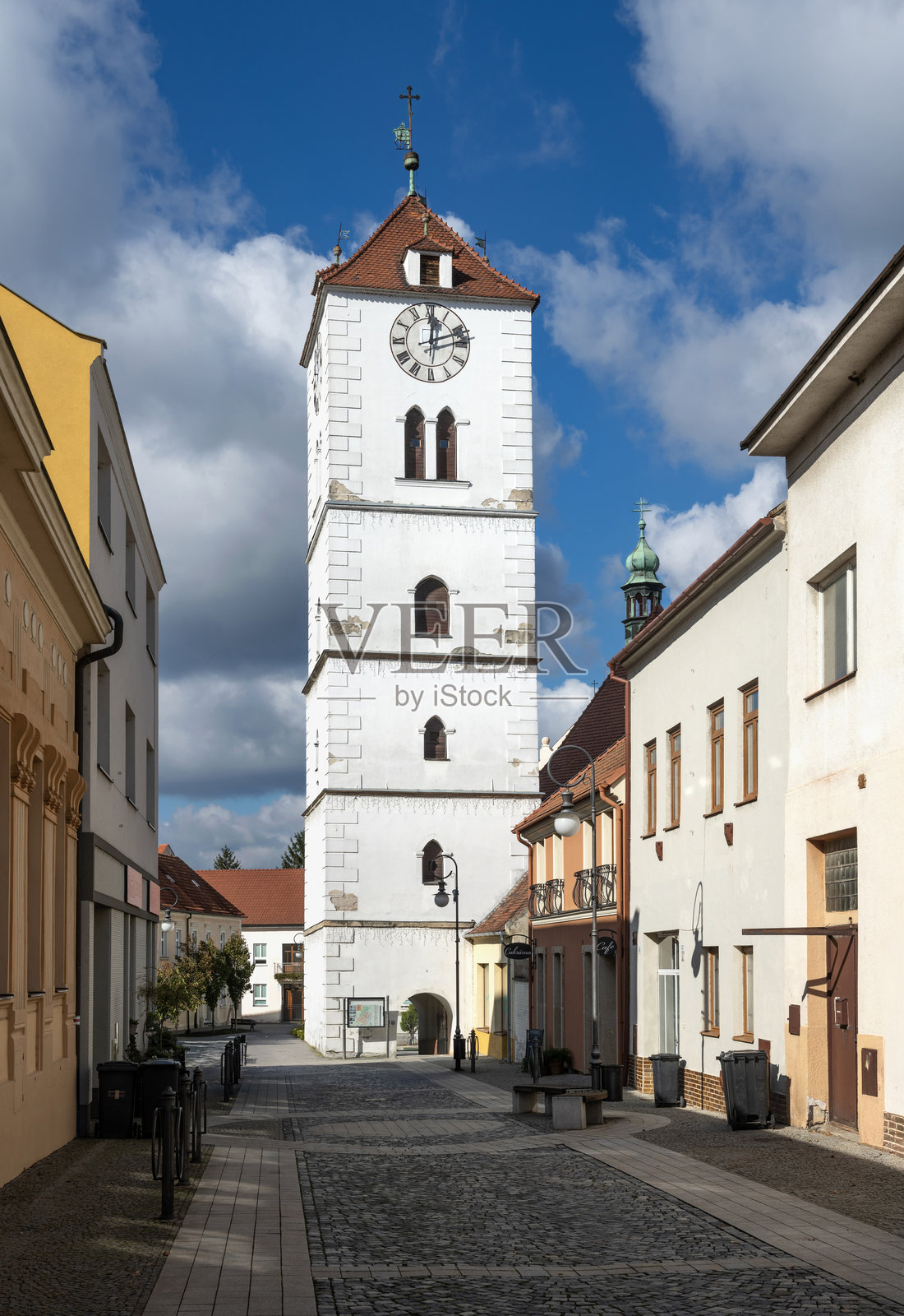 摩拉维亚小镇斯特拉兹尼采的白塔照片摄影图片