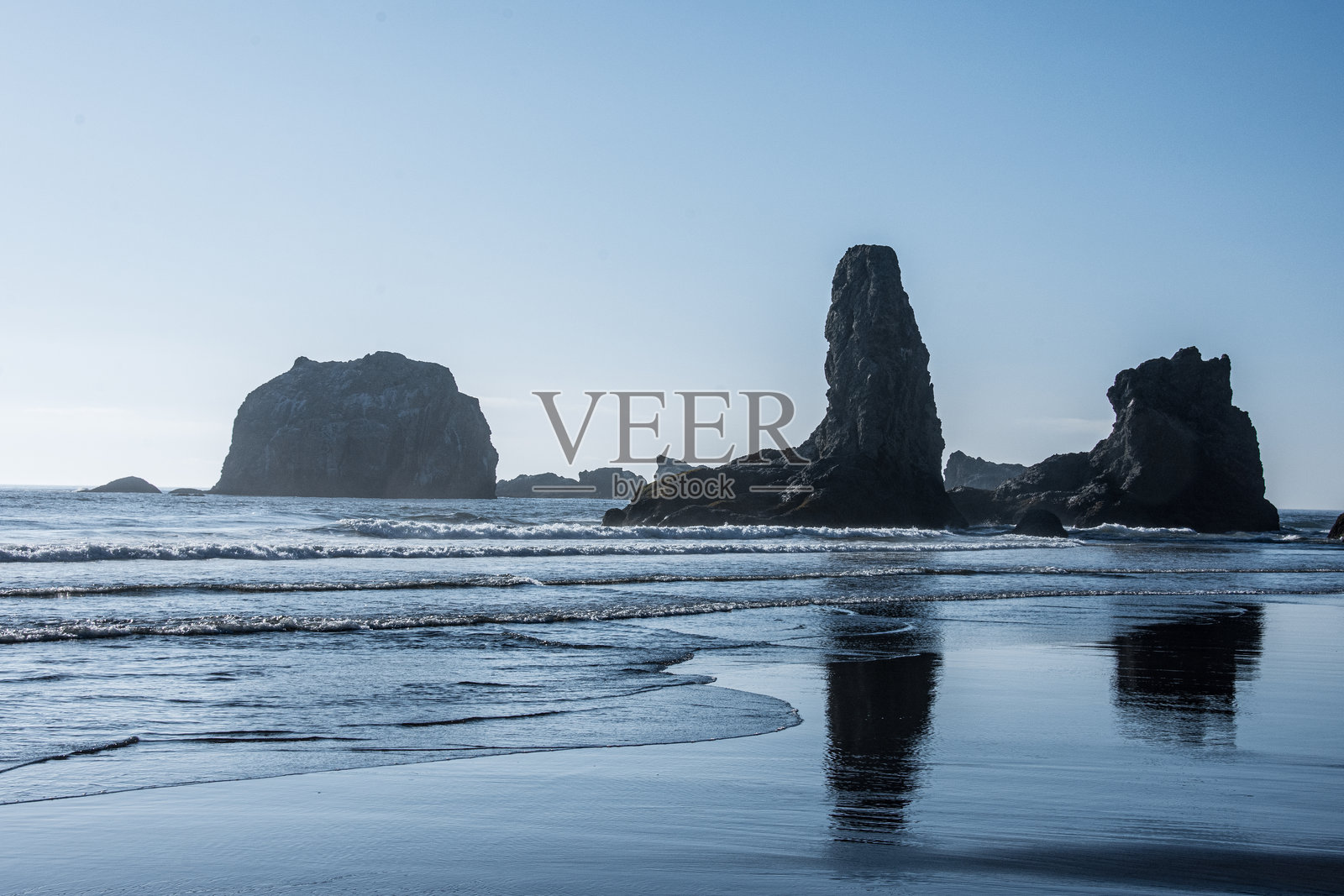 俄勒冈州太平洋海岸班登海滩壮丽的海景和海堆。照片摄影图片