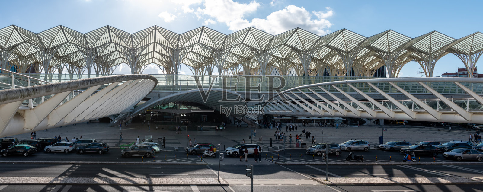 葡萄牙里斯本 - 2024年6月3日 - 现代设计的里斯本东站建筑细节，由建筑师圣地亚哥·卡拉特拉瓦设计照片摄影图片