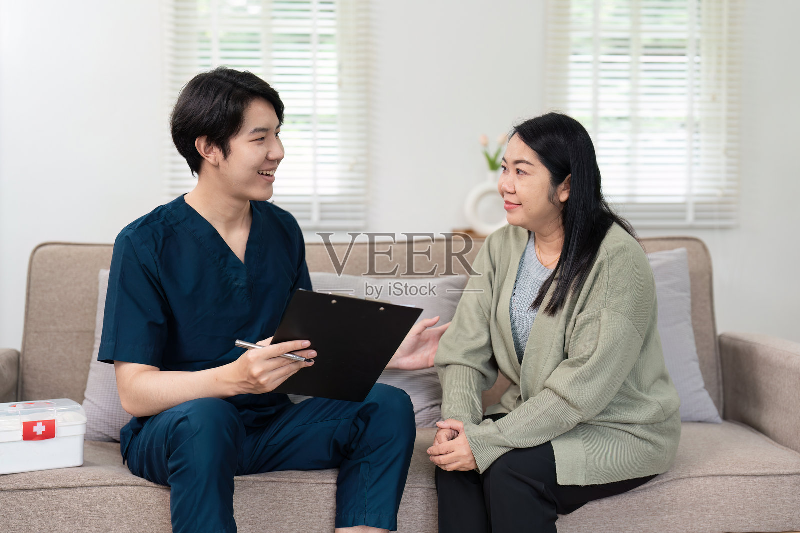 同情、信任和护士照顾者与患者握手。咨询支持和医疗建议照片摄影图片