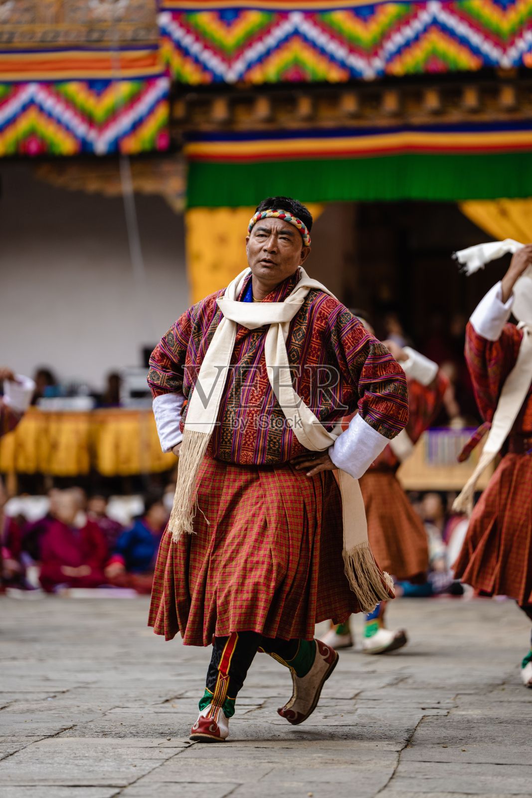 不丹舞者身着传统服饰在普纳卡的节日庆典上表演。照片摄影图片