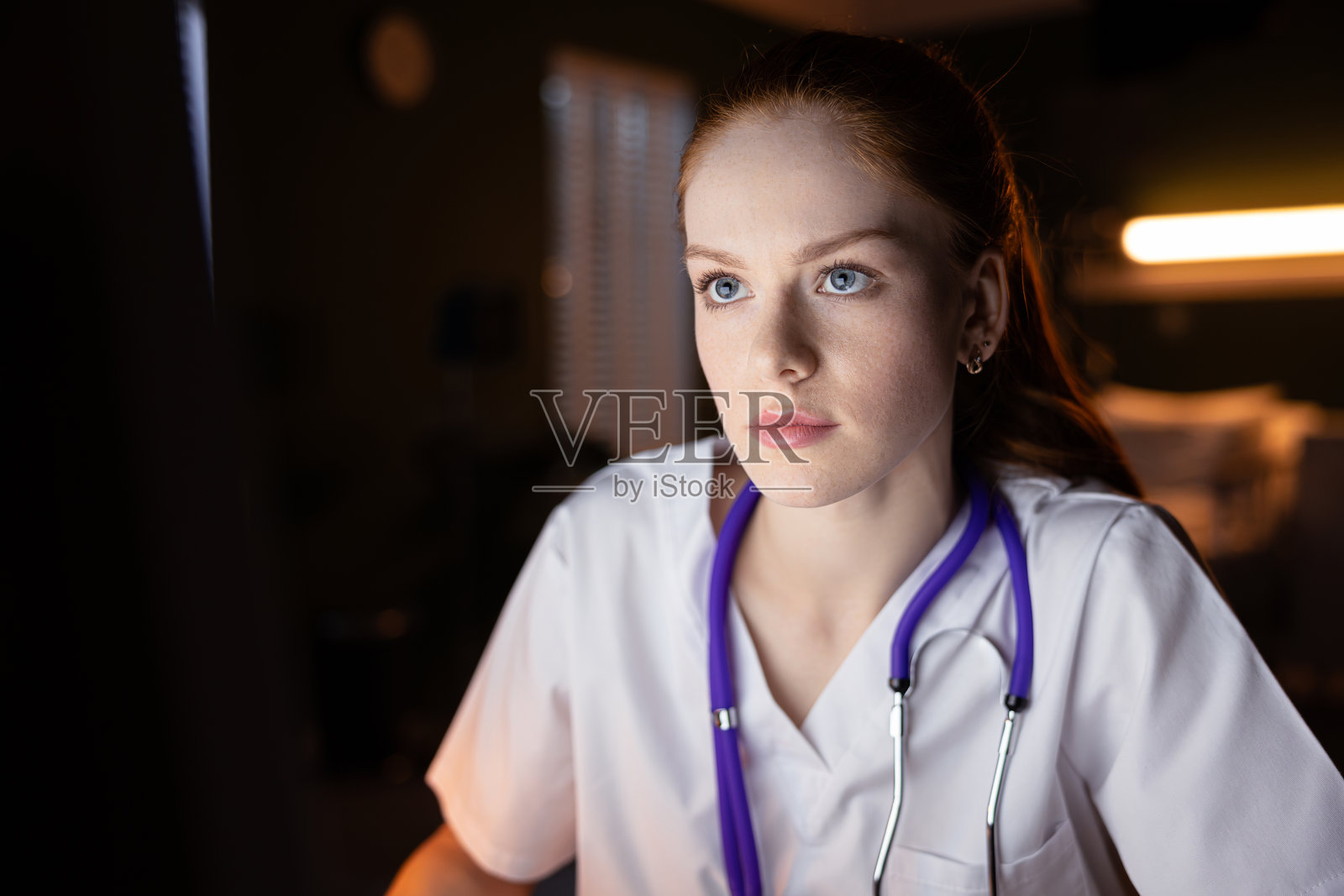 红发医生分析测试结果以进行精确诊断照片摄影图片