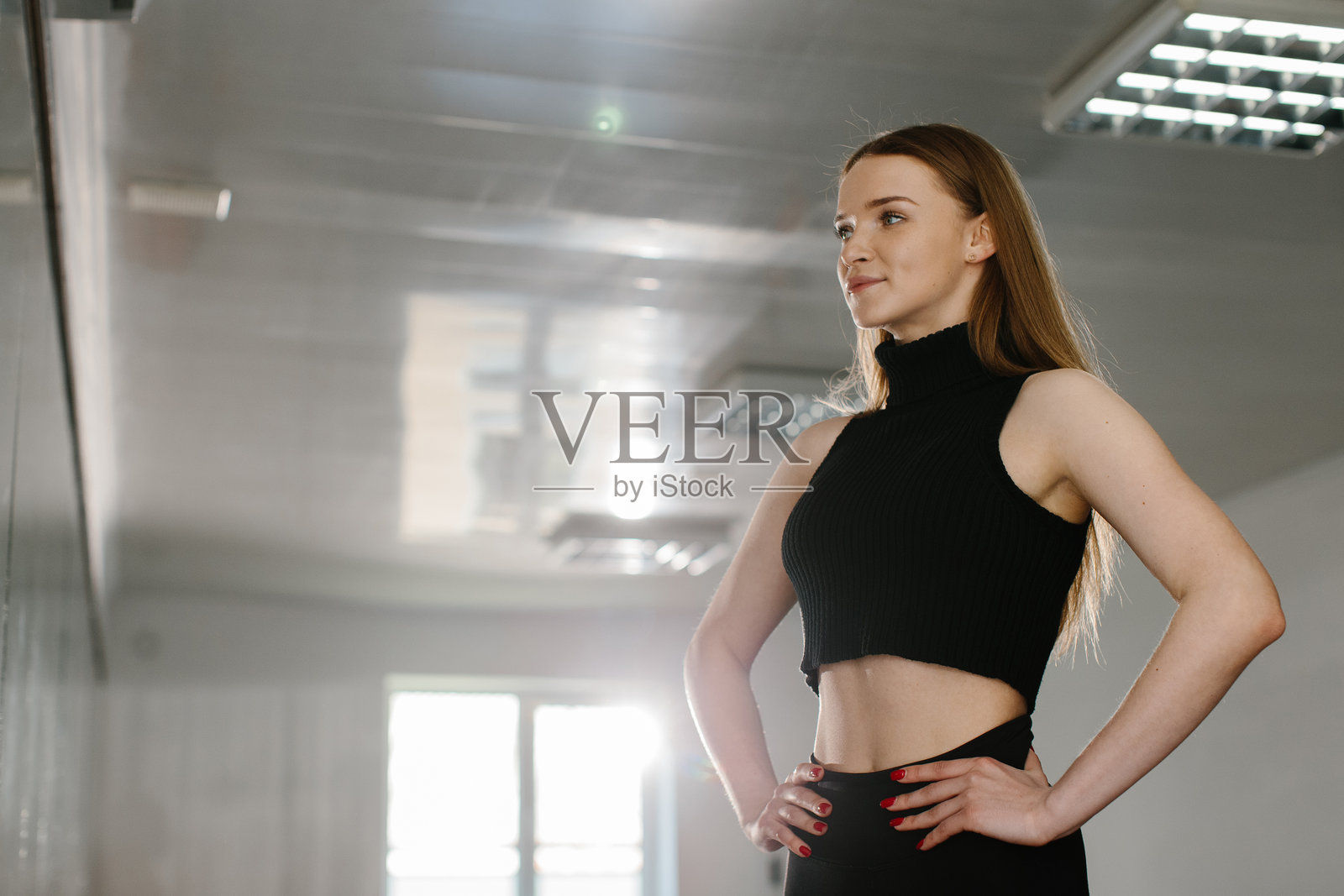 优雅的舞者在舞蹈室练习照片摄影图片