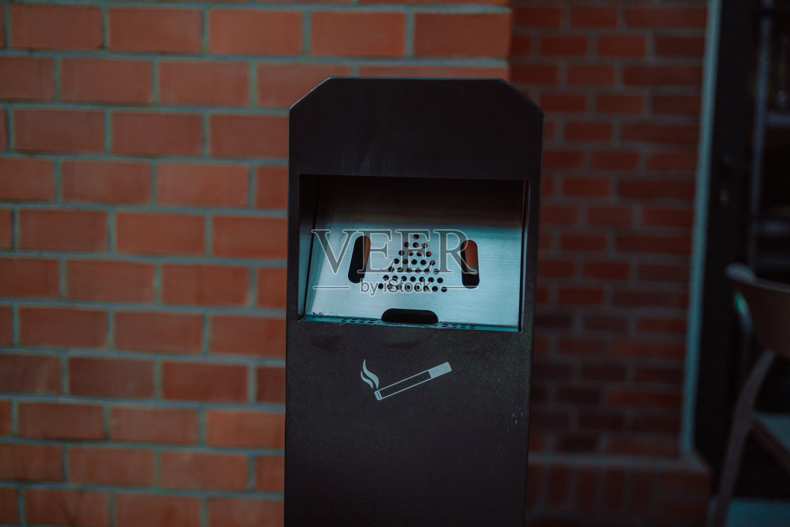 户外烟灰缸或香烟收集器的生活方式与健康吸烟概念照片摄影图片