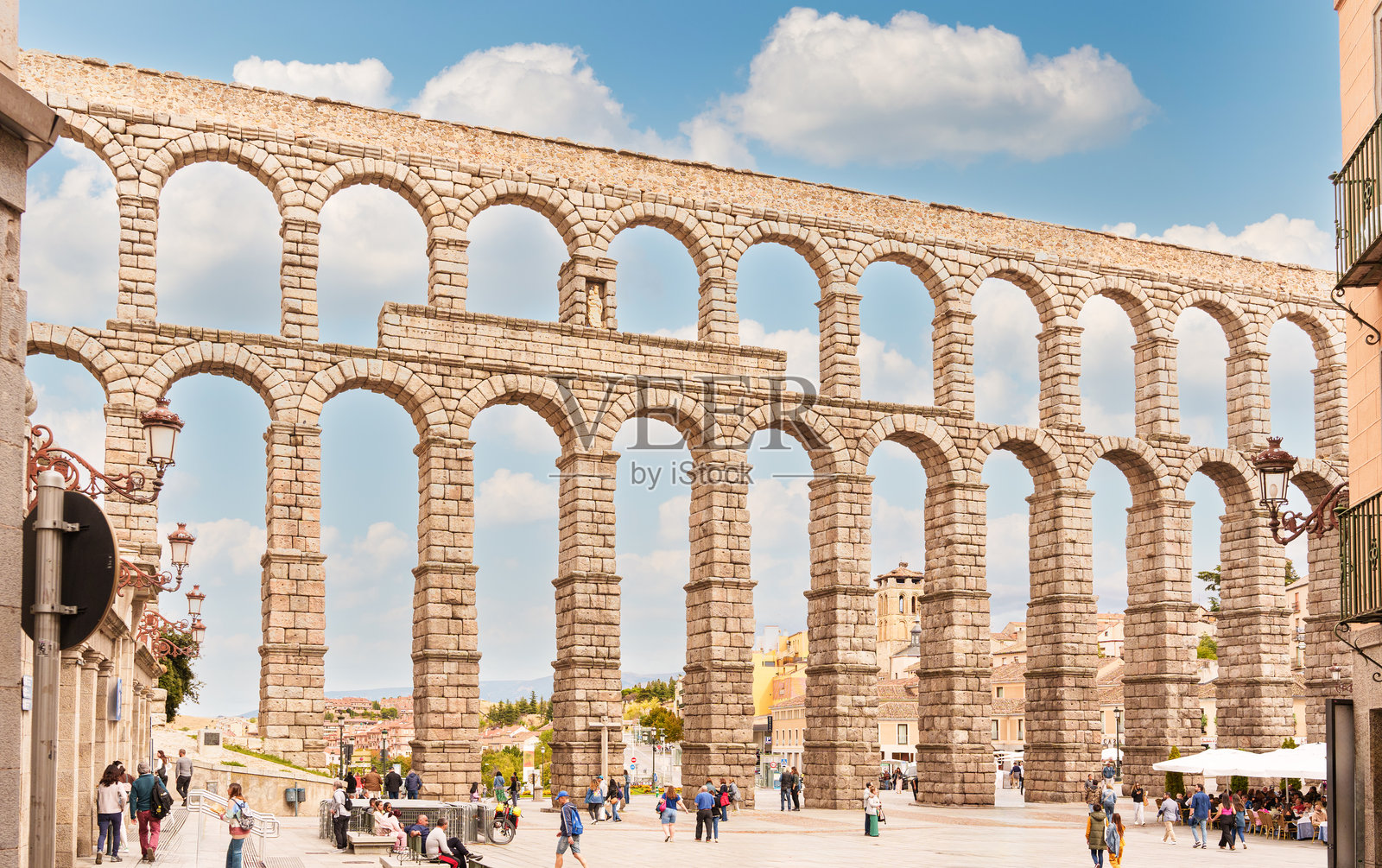 塞哥维亚大水道在阿索赫霍广场的景观照片摄影图片
