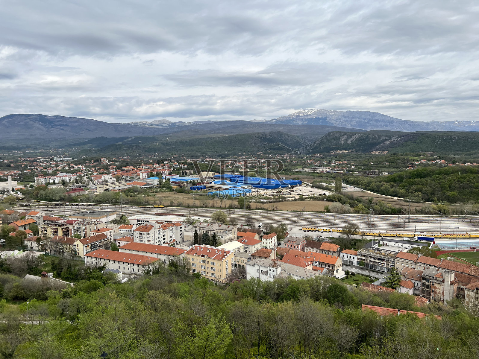 从克罗地亚古老的克宁堡垒俯瞰克宁市的景色照片摄影图片