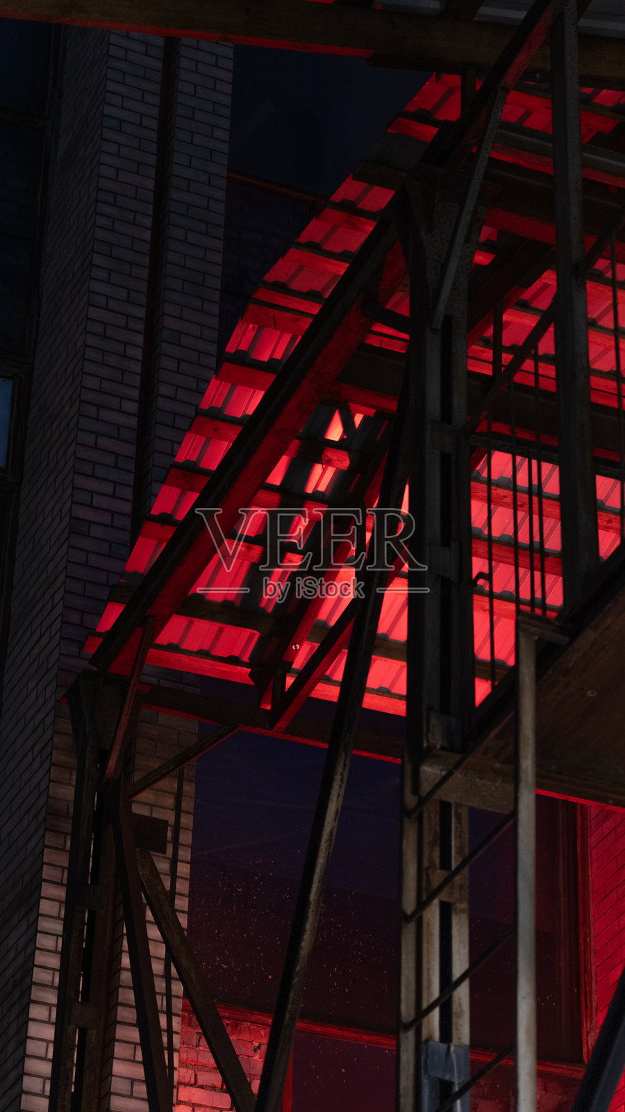 夜晚的红光照亮了屋顶照片摄影图片