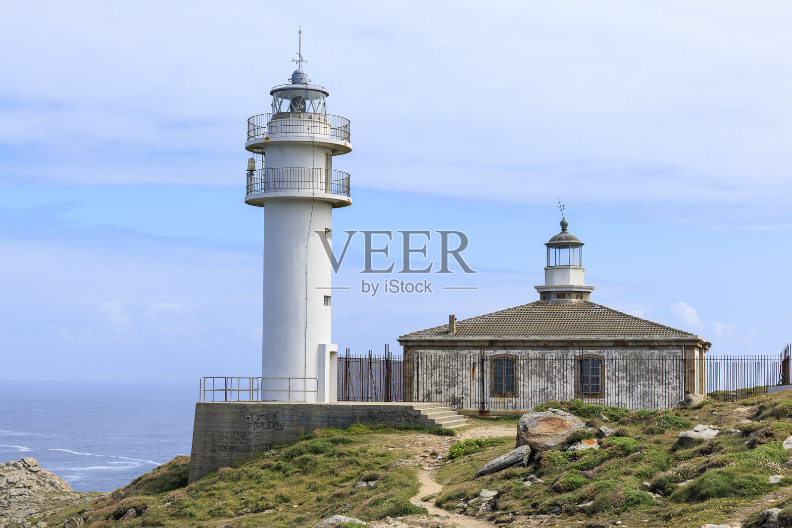 图里尼扬灯塔矗立在海面上，直指天空照片摄影图片