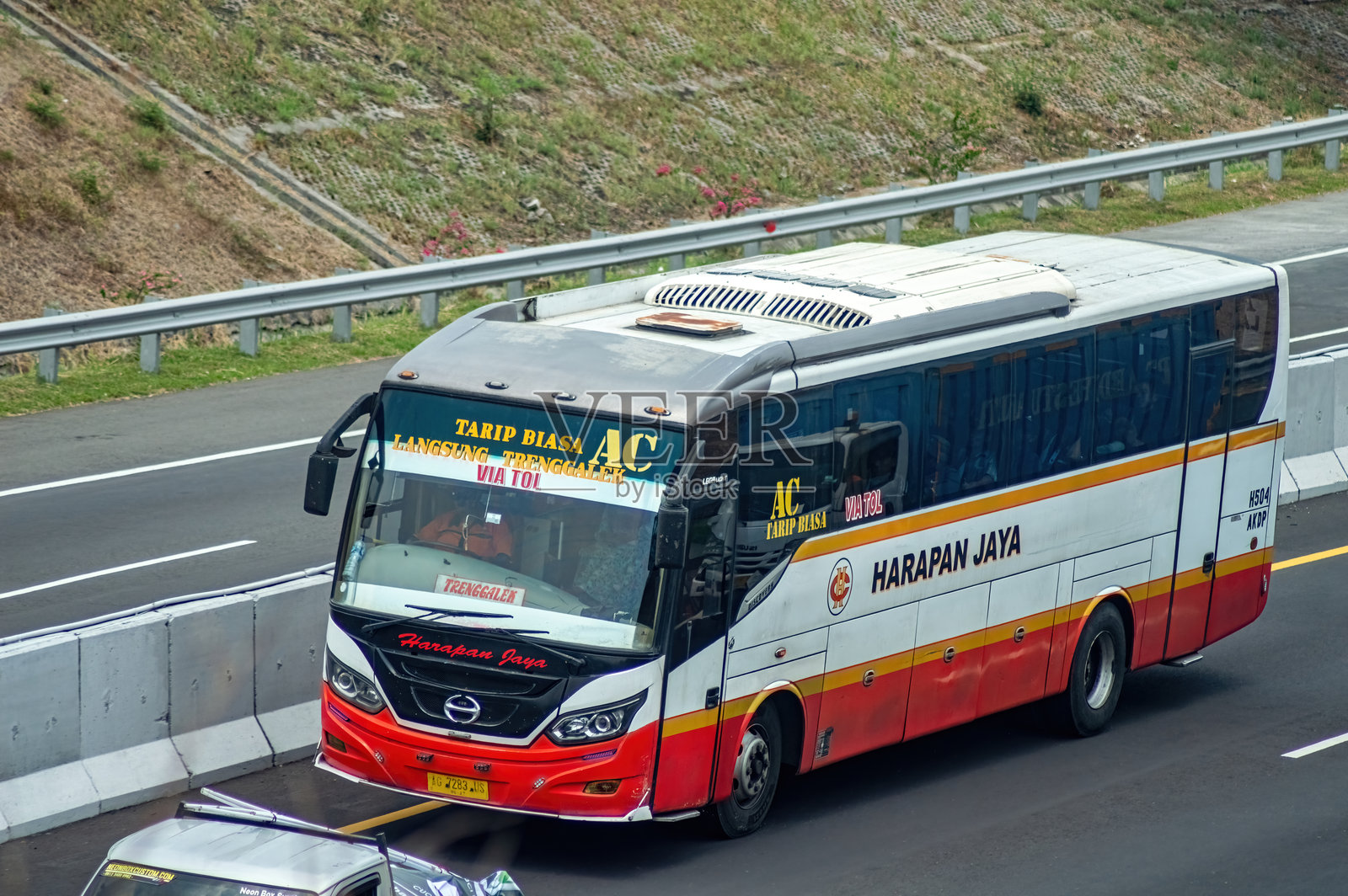 一辆哈拉潘贾亚的城际巴士在高速公路上行驶,展示了其现代设计和舒适特性。这张图片适合用于关于印尼交通的文章。印尼,2024年10月31日照片摄影图片