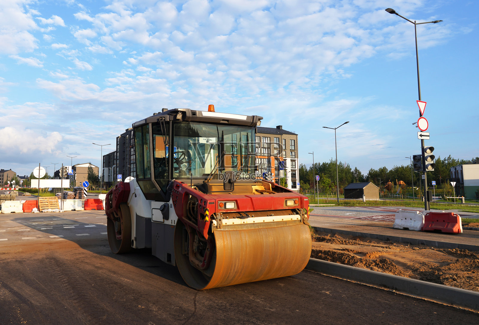 道路施工，路面施工。施工现场的压路机正在进行铺路作业。照片摄影图片