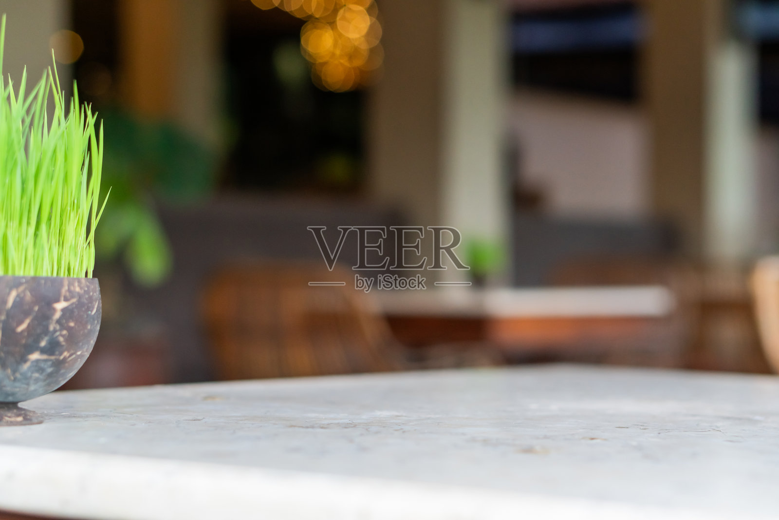 装饰性碗与大理石桌上的绿色草坪照片摄影图片