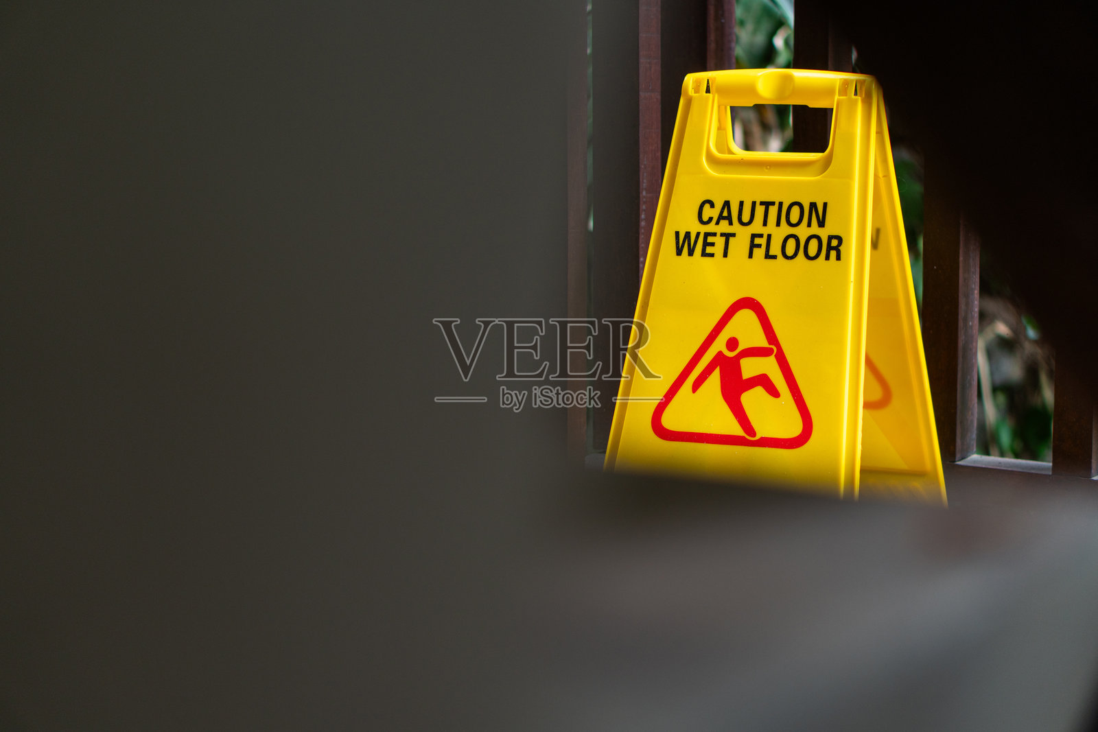 小心湿滑地面标志照片摄影图片