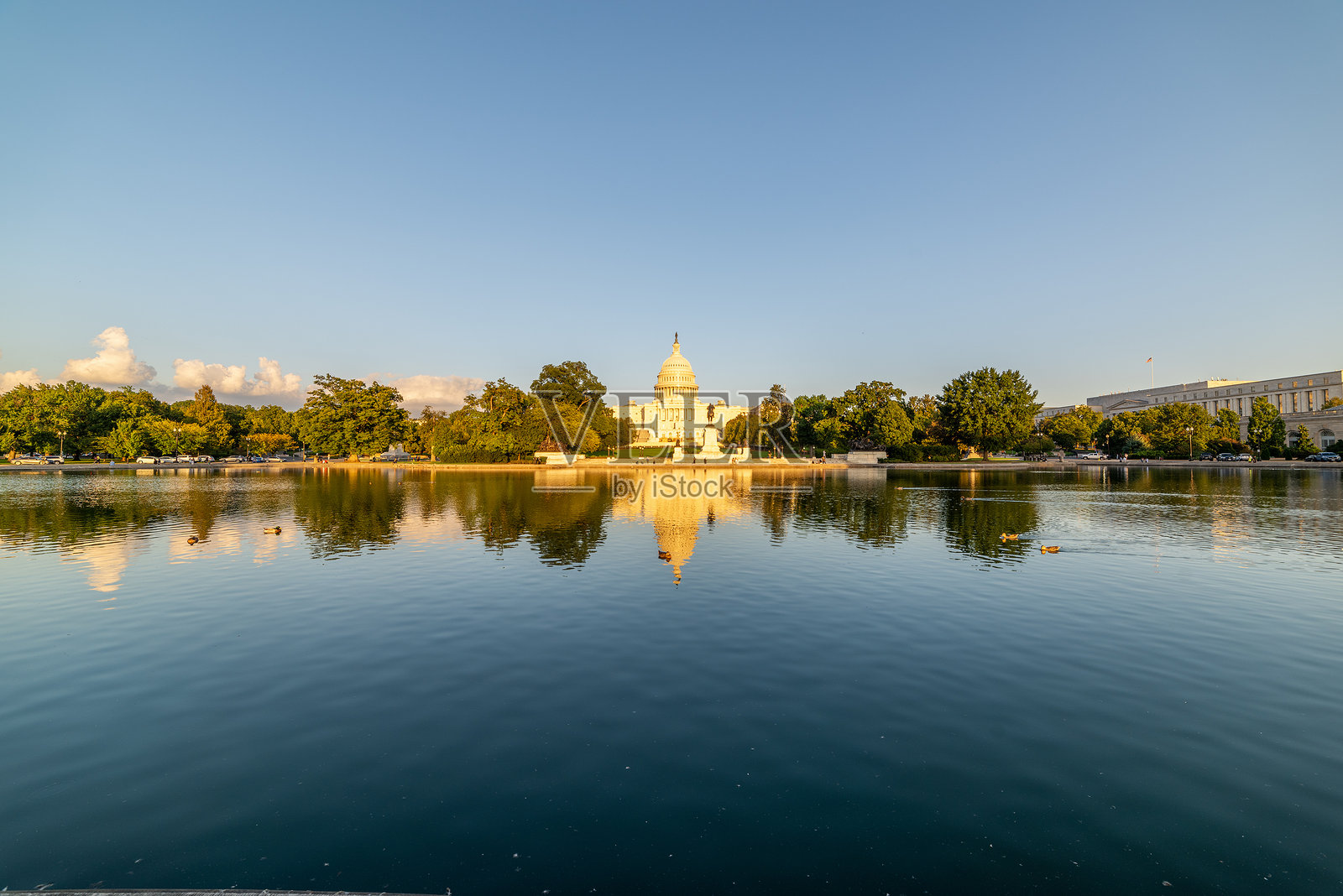 美国国会大厦在日落时映照在水池上照片摄影图片