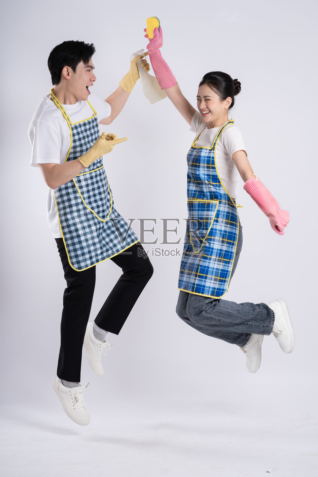 亚洲情侣在白色背景前摆姿势照片摄影图片