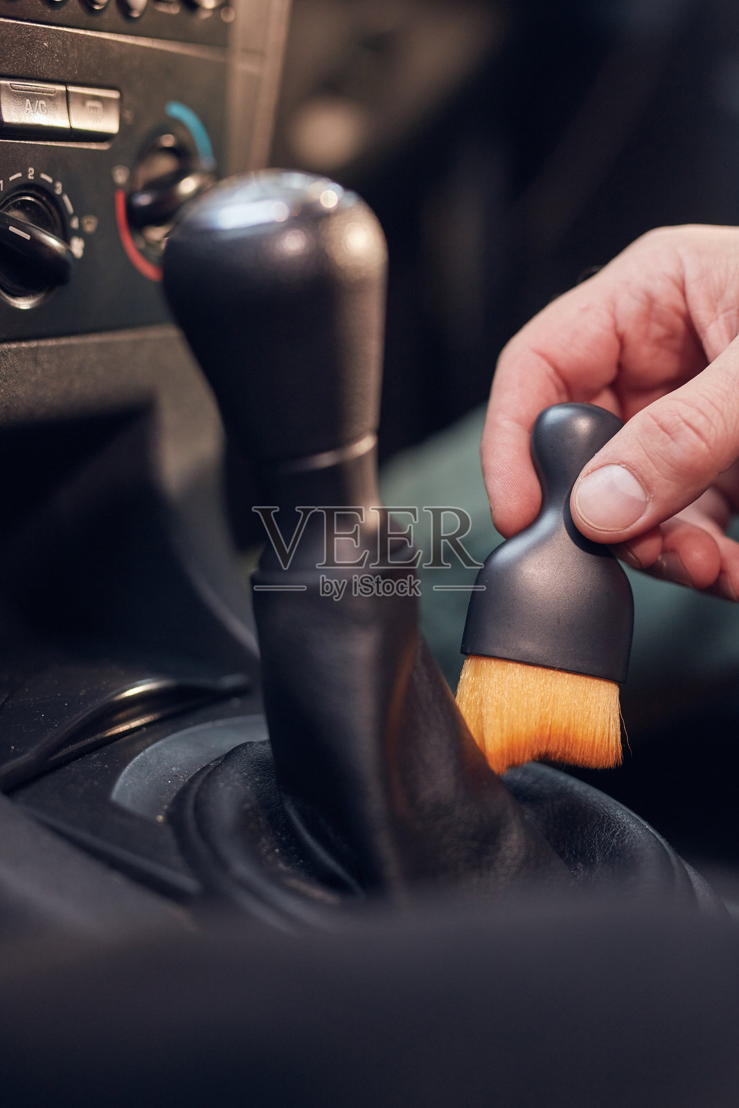 清洁普通尘土飞扬的汽车内饰和通风系统。照片摄影图片