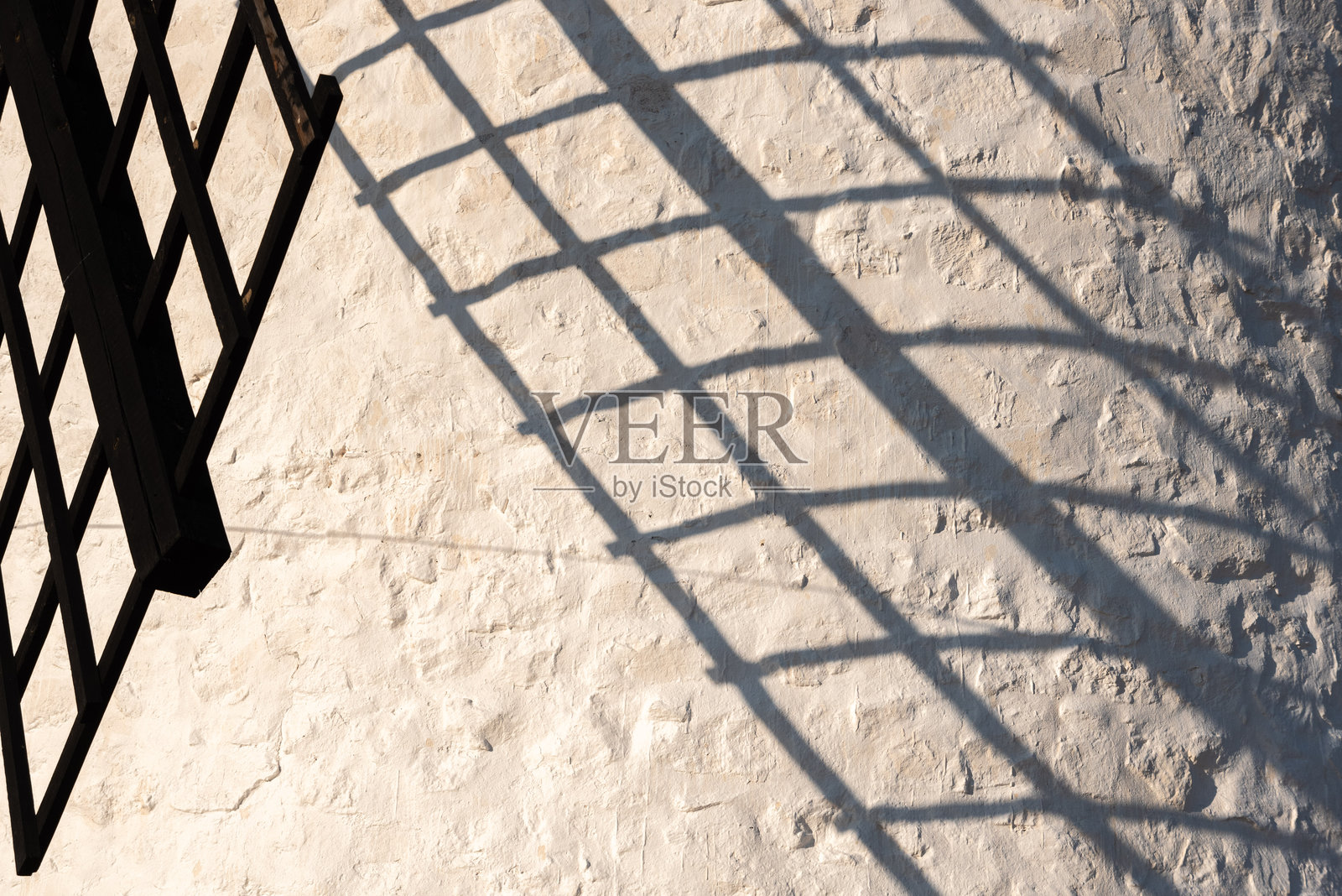 日出时分，近距离拍摄的孔苏埃格拉历史悠久的风车，因塞万提斯的小说《堂吉诃德》而闻名。照片摄影图片