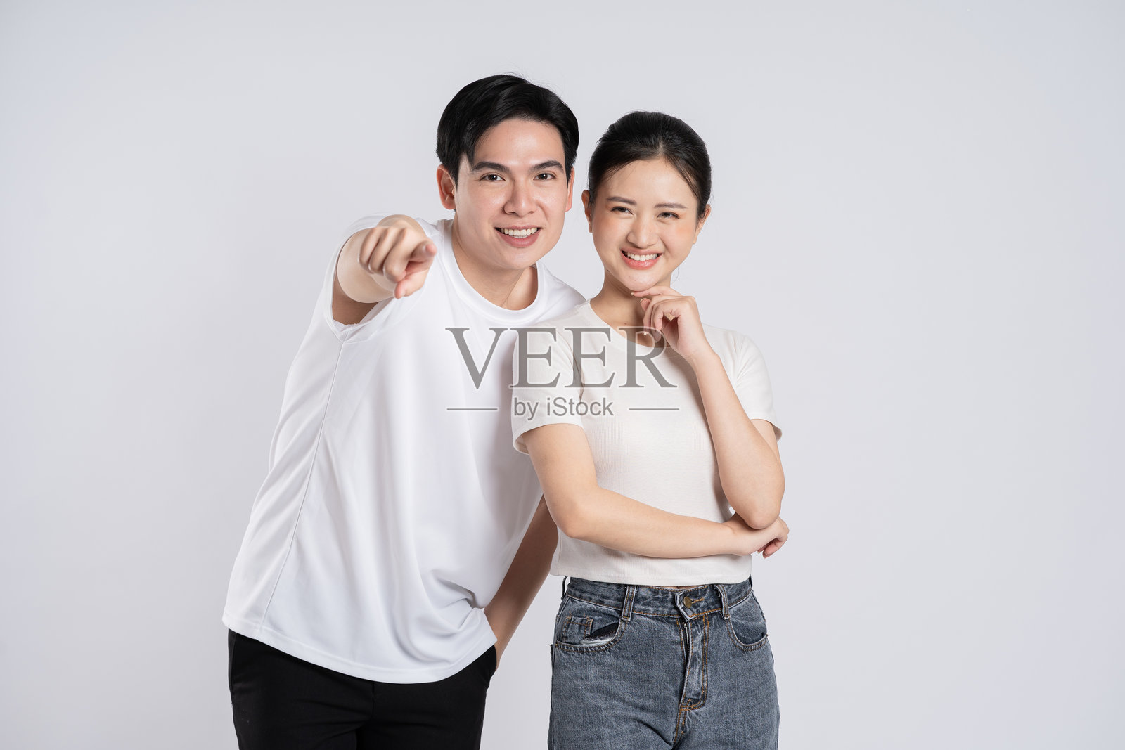 亚洲情侣在白色背景前摆姿势照片摄影图片