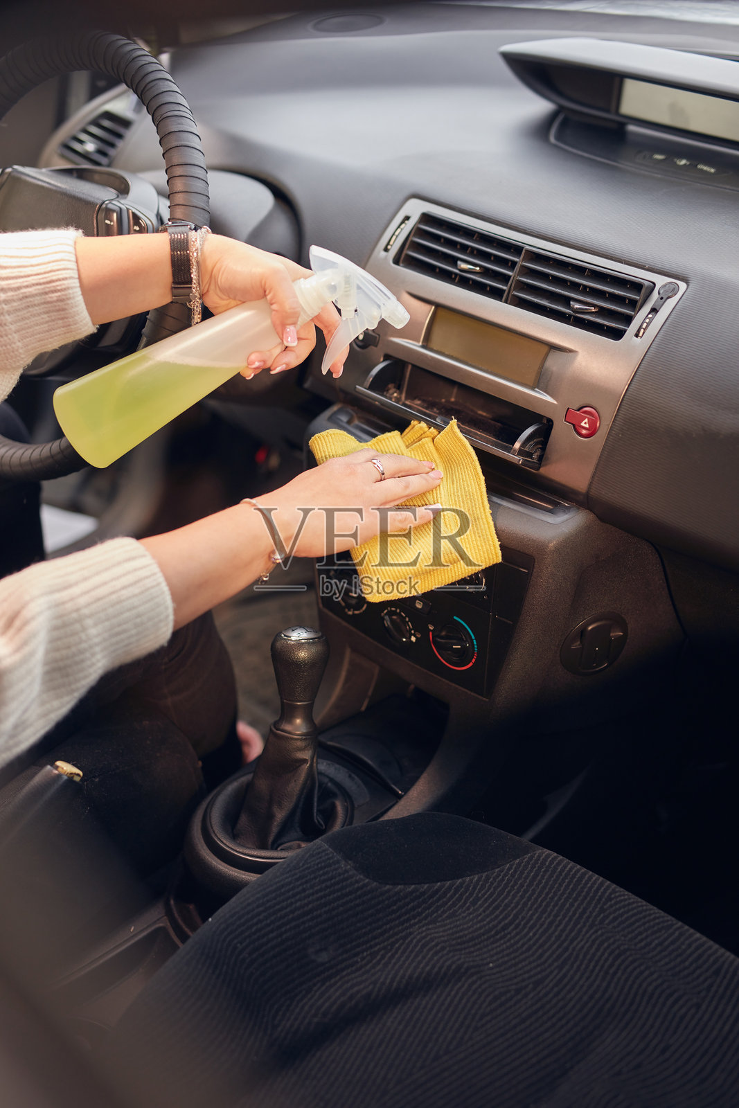 清洁普通尘土飞扬的汽车内饰和通风系统。照片摄影图片