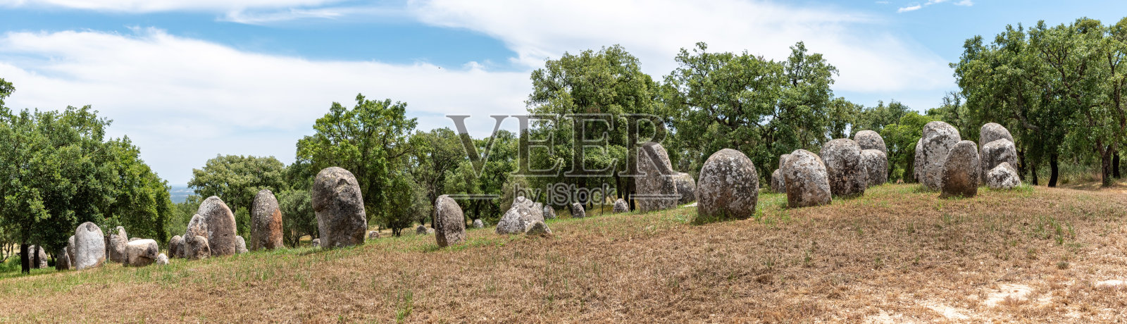 葡萄牙埃武拉附近的阿尔门德雷斯石器时代的圆石阵保存完好照片摄影图片
