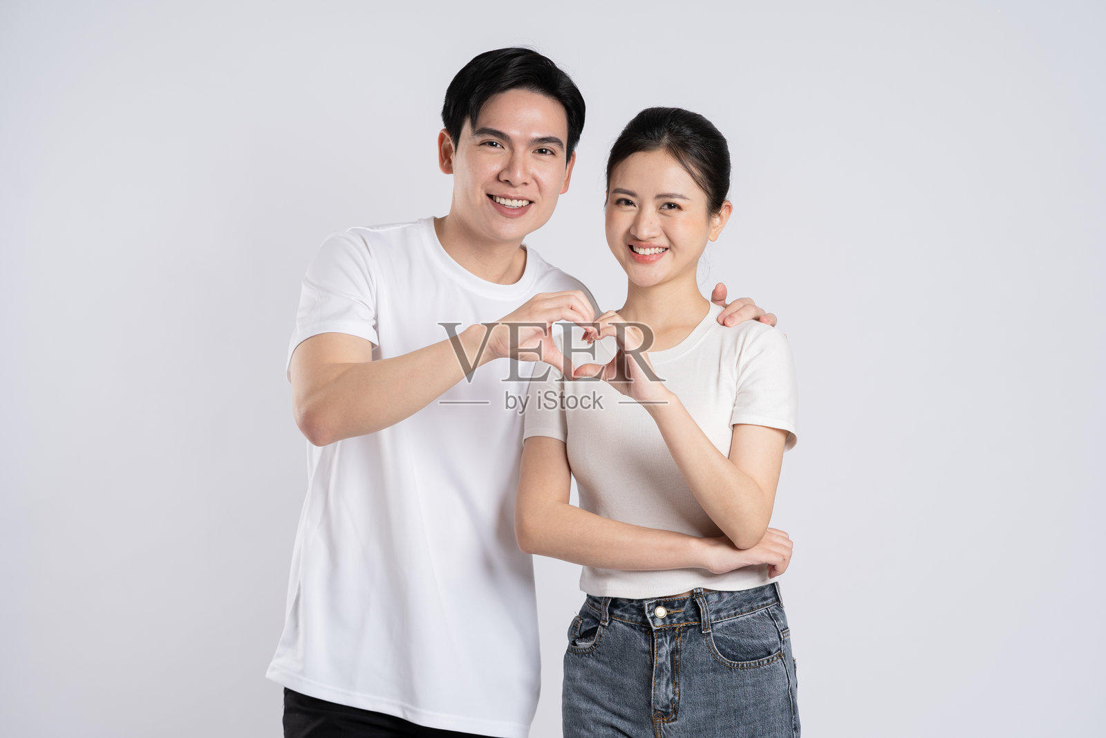 亚洲情侣在白色背景前摆姿势照片摄影图片