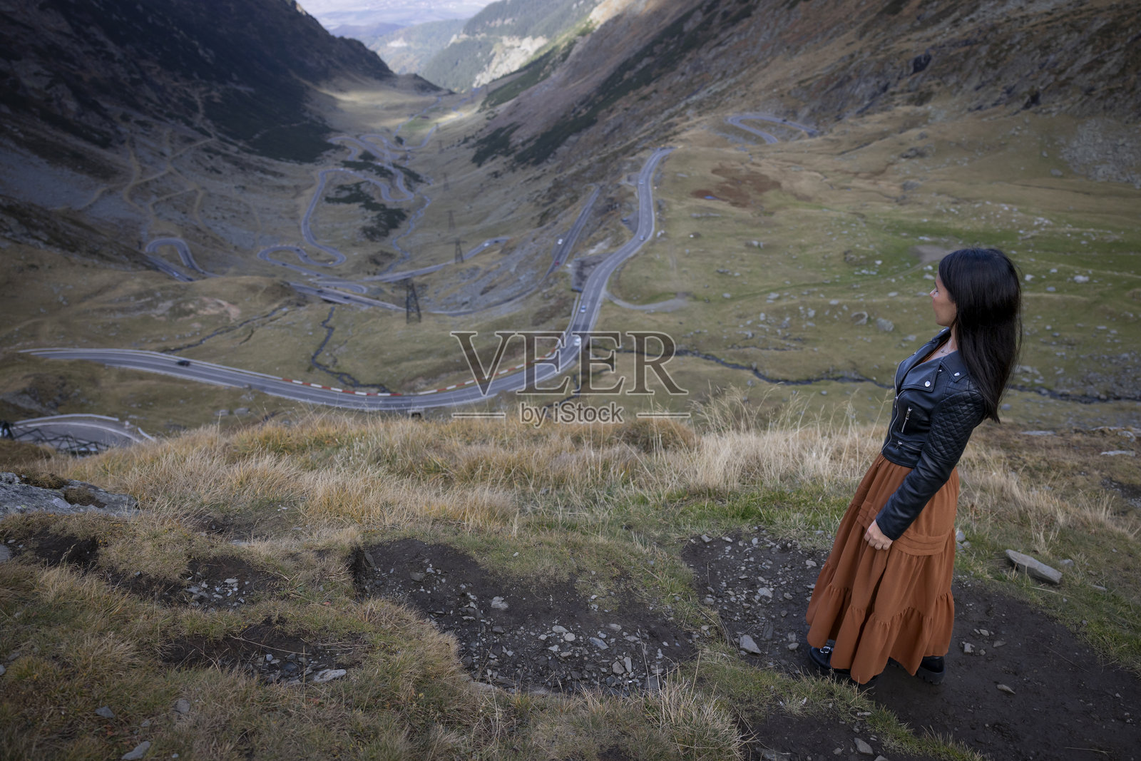 可爱的女士欣赏特兰法戈拉山路照片摄影图片