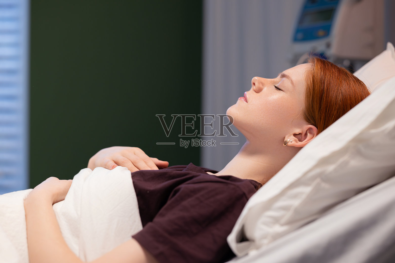 住院女性在床上休息，正在恢复伤势照片摄影图片