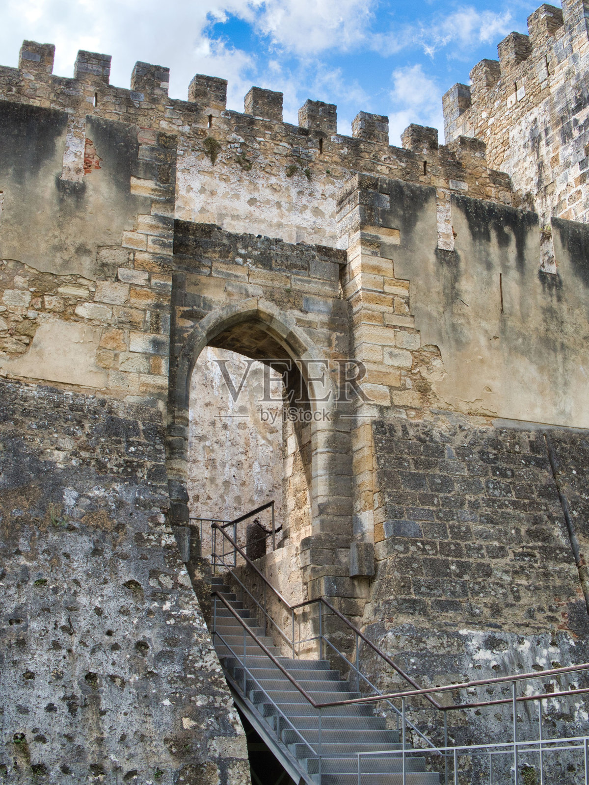 中世纪石头城堡,带有拱形入口和楼梯。照片摄影图片