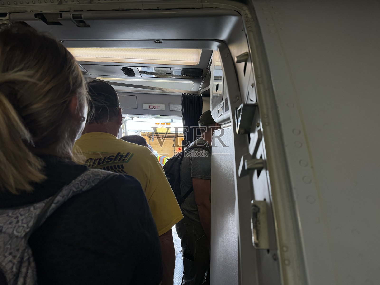 乘客在迈阿密国际机场的清晨时分登上商业航班照片摄影图片