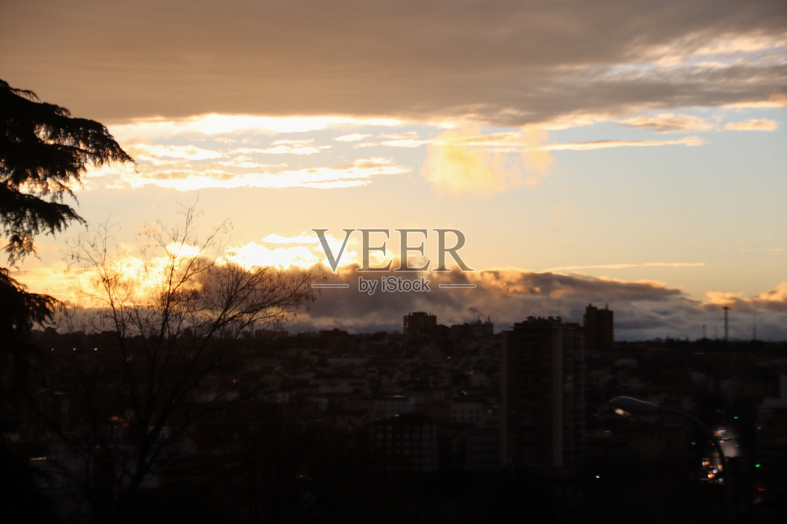 城市天际线上的黄金时刻照片摄影图片