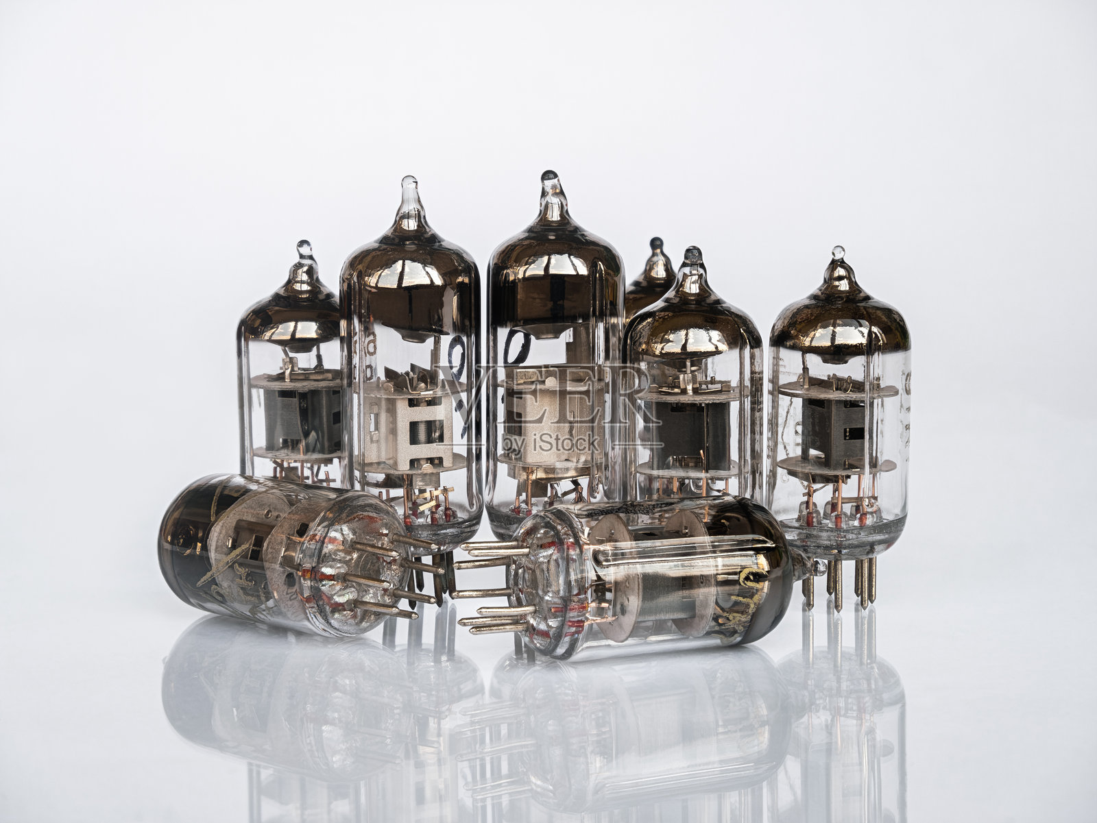 老式苏联收音机管孤立在白色背景上，带有反射效果照片摄影图片