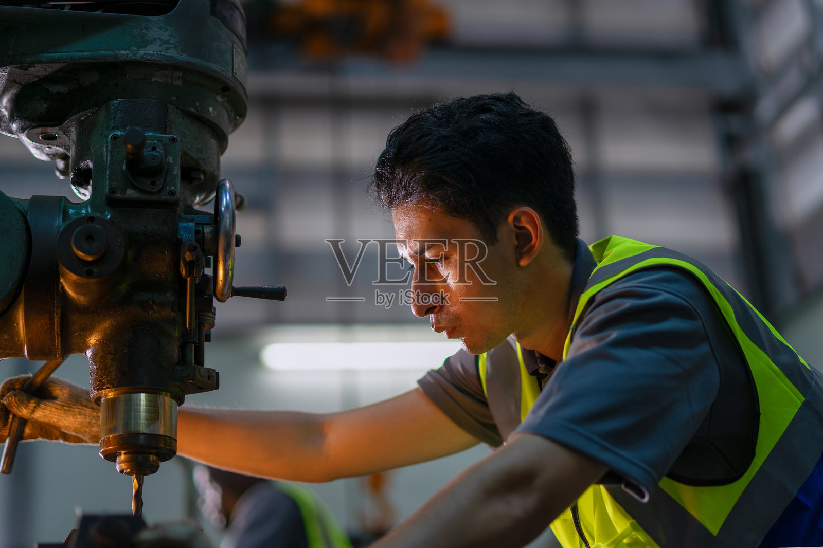 蓝领工人在车床车间提升技能。照片摄影图片