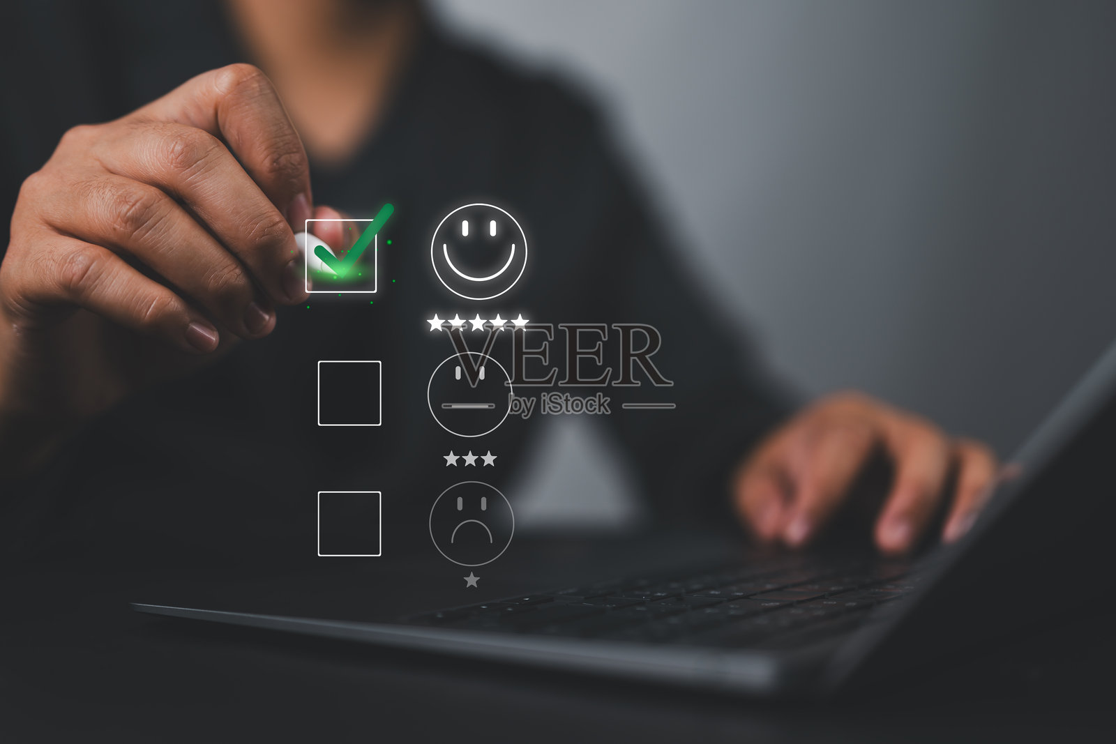 客户满意度反馈调查概念。用户在在线应用程序上对服务体验进行评分。客户评价，微笑脸，数字营销研究，愉快体验，质量意见。照片摄影图片