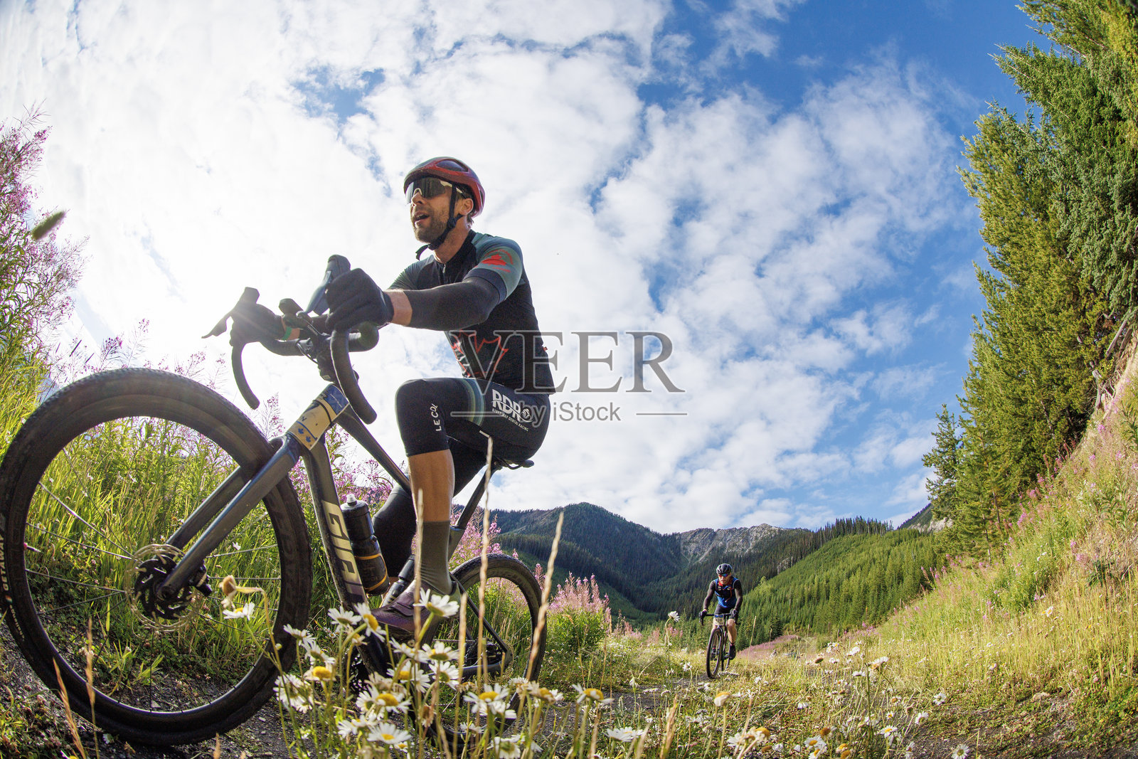 碎石公路自行车赛照片摄影图片