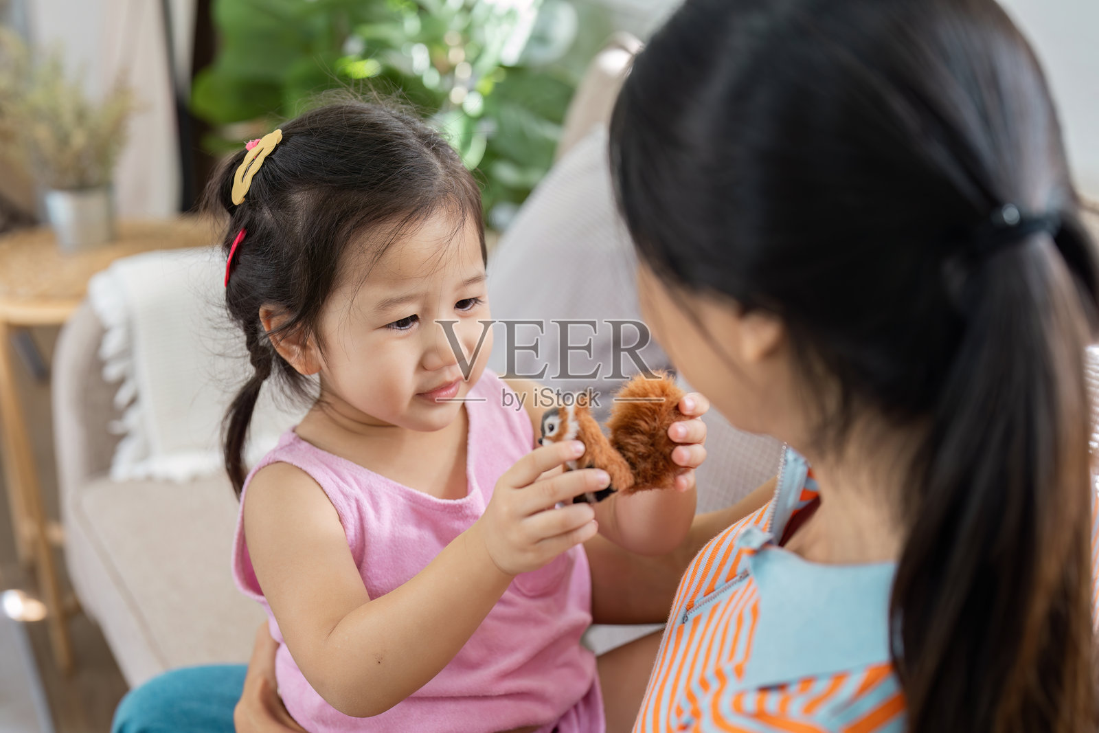 母女在家中玩玩具，快乐的家庭时光，育儿与童年瞬间照片摄影图片